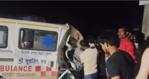 সলগইয়ে বেপরোয়া ট্যাঙ্কারের সঙ্গে সংঘর্ষে দুর্ঘটনাগ্রস্থ অ্যাম্বুলেন্স- পাঁচজন আহত।